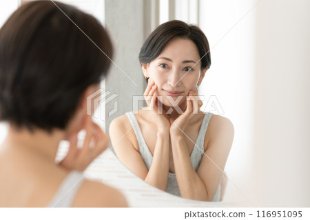 照鏡子的女性美 116951095