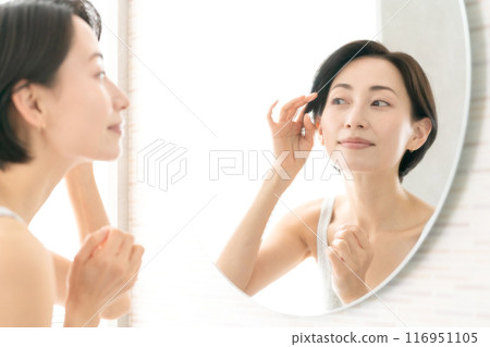 Woman looking in the mirror Beauty 116951105