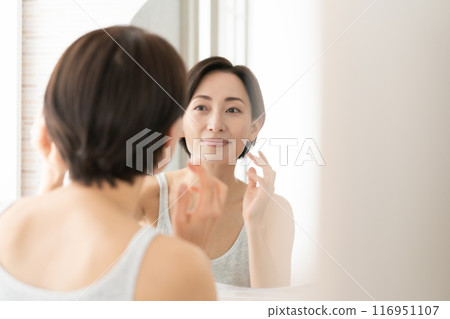 照鏡子的女性美 116951107