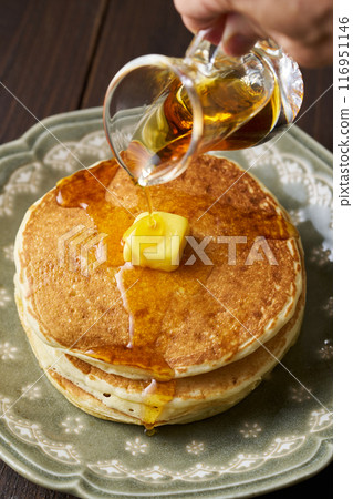 Bottled maple syrup 116951146