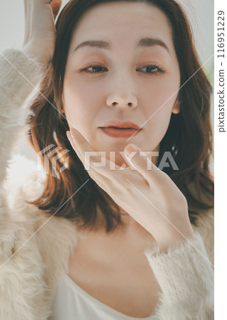 Winter beauty tips for women in their 30s 116951229