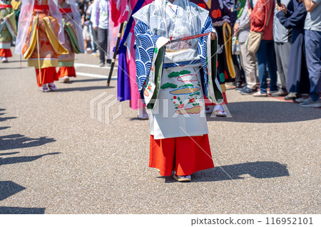 A procession of Saio women and spectators at the Saio Festival held in Meiwa Town, Mie Prefecture A procession of Saio women and spectators at the Saio Festival held in Meiwa Town, Mie Prefecture 116952101