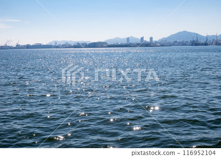 從港島 Shiosai 公園看到的神戶市 116952104