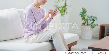 Senior women using smartphones Senior women using smartphones 116952401