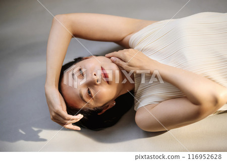 夕陽下的中年婦女美女形象 夕陽下的中年婦女美女形象 116952628