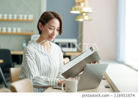 Business woman 116952874