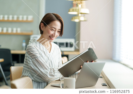 Business woman Business woman 116952875