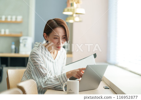 Business woman 116952877