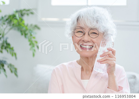 喝瓶裝水的高級婦女 116953804