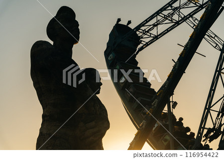 silhouettes of people on the background of the sunset 116954422