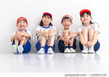 小學生穿著運動服坐在床上 小學生穿著運動服坐在床上 116955130