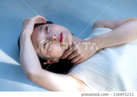沐浴早晨陽光的中年婦女美女形象 沐浴早晨陽光的中年婦女美女形象 116955211
