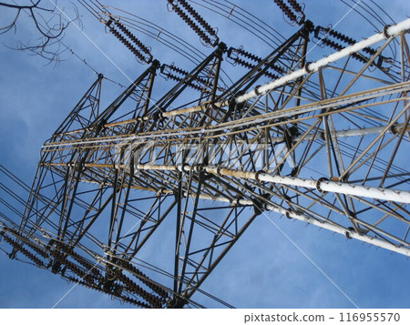 從正下方拍攝的高壓塔照片。 從正下方拍攝的高壓塔照片。 116955570