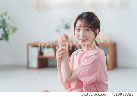 Middle-aged young woman applying cream (beauty/skin care) Middle-aged young woman applying cream (beauty/skin care) 116956325