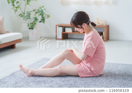 一名年輕女子正在做足部護理（皮膚護理/美容）。 116956329