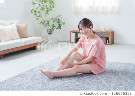 A young woman doing foot care (skin care and beauty). 116956331