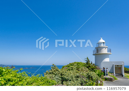 伊豆半島最南端的石呂崎燈塔，白堊塔狀的海角，景色壯觀，太平洋的壯麗全景，在深藍色的大海中閃耀著白色的燈塔 116957079