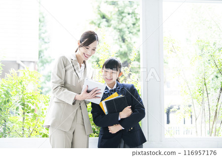 平板電腦女國中生女教師教學 116957176