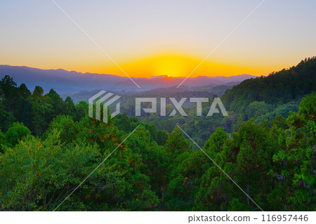 深秋房總山的日落景觀,周圍環繞著深綠色的山谷 Ver1 深秋房總山的日落景觀,周圍環繞著深綠色的山谷 Ver1 116957446