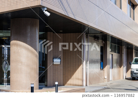 公司大樓入口處安裝監視器，監視停車場 116957882