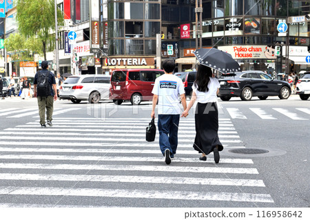 情侶穿過數寄屋橋十字路口 116958642