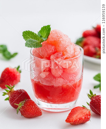 Strawberry taste shaved ice 116959139