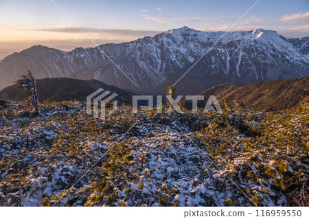 從日本阿爾卑斯山的山脊線看到的初冬北阿爾卑斯 雪堆積在山頂上 北阿爾卑斯的山脈被雪覆蓋 116959550