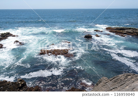 海浪拍打著神奈川縣城島海岸的岩石 海浪拍打著神奈川縣城島海岸的岩石 116959840