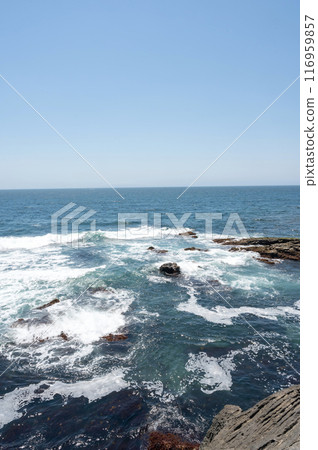 海浪拍打著神奈川縣城島海岸的岩石 海浪拍打著神奈川縣城島海岸的岩石 116959857