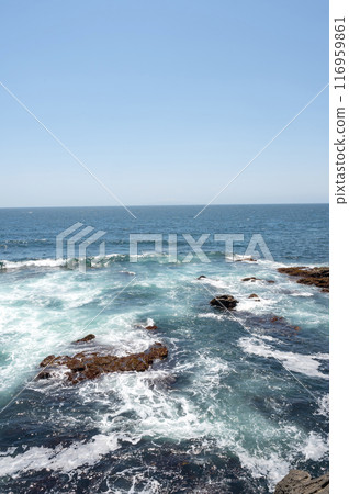 海浪拍打著神奈川縣城島海岸的岩石 116959861