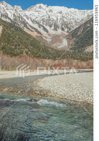 初冬時從長野縣上高地看到的梓河和北阿爾卑斯山 北阿爾卑斯山被雪覆蓋。 116959965