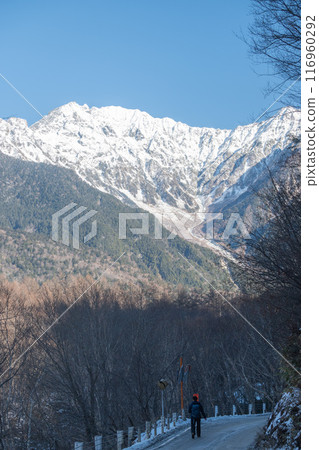 初冬時從長野縣上高地看到的梓河和北阿爾卑斯山 北阿爾卑斯山被雪覆蓋。 116960292