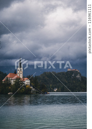 秋雨與布萊德湖和布萊德湖的聖瑪麗教堂 秋雨與布萊德湖和布萊德湖的聖瑪麗教堂 116961111