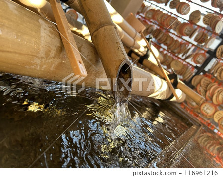 Scenery of water flowing from ladle in chozuya 116961216