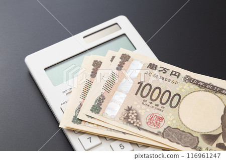 黑色背景上的計算器和 10,000 日元鈔票 黑色背景上的計算器和 10,000 日元鈔票 116961247