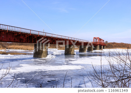 北海道牧川町、日高本線停駛的牧川大橋和結冰的牧川【12月】 116961349
