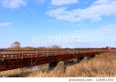 北海道牧川町已停駛的日高本線的牧川大橋 [12 月] 116961350