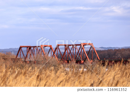 北海道牧川町已停駛的日高本線的牧川大橋 [12 月] 116961352