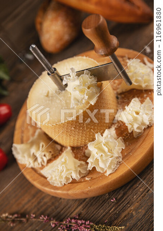 Slicing tete de moine cheese Slicing tete de moine cheese 116961880