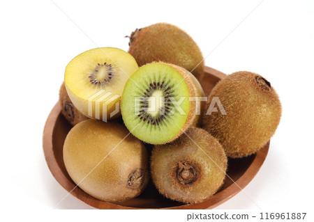 Cut kiwi fruit 116961887