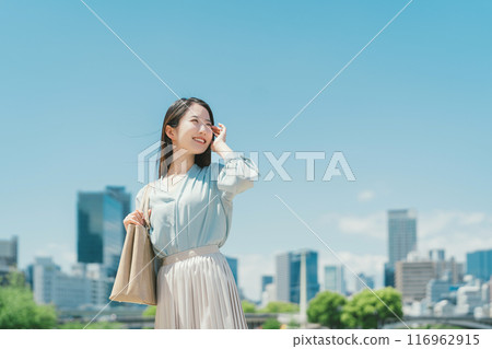 Business woman against the backdrop of the blue sky and buildings 116962915