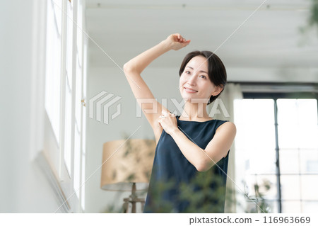 女人看著腋下除毛 116963669