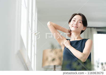 女人看著腋下除毛 116963670