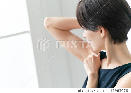 女人看著腋下除毛 116963678