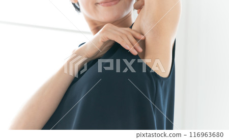 女人看著腋下除毛 116963680