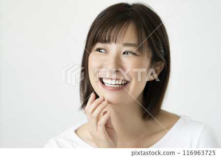 A woman in her 30s with a beautiful smile and straight teeth 116963725