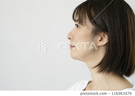 Woman in her early 30s, profile 116963876