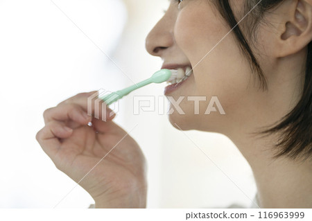 一位年長婦女刷牙的口腔輪廓 116963999