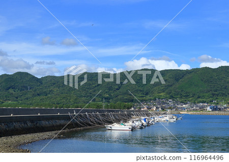 Scenery of a fishing port: Summer sky and fishing port 116964496