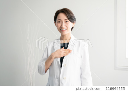 穿著白大褂的女人看著相機 116964555
